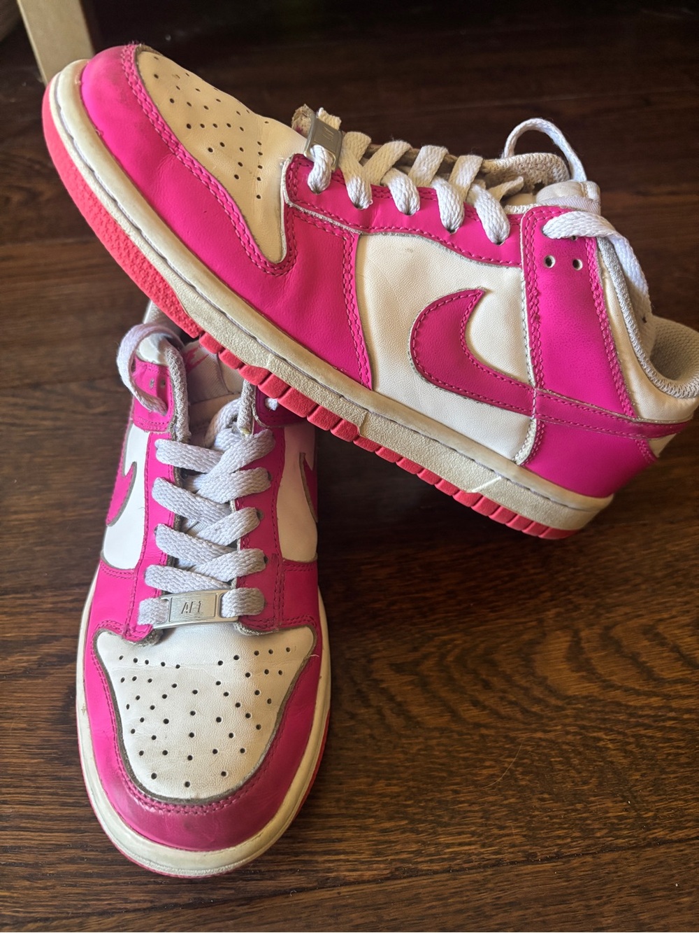 Nike Air Force 1 in pink and white. Low tops.